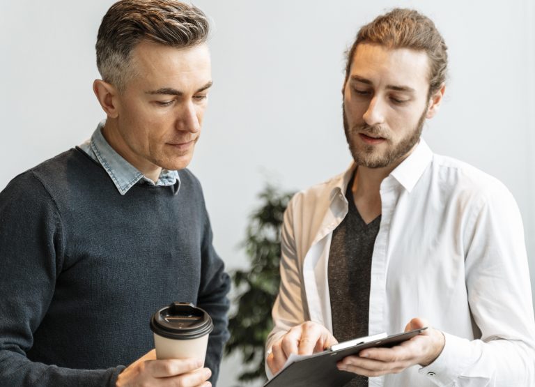 Führungskraft und Mitarbeitender sprechen über Kununu Unternehmenskultur-Bewertungen im Unternehmen.