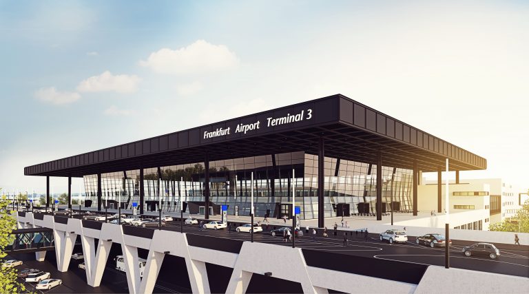 Außenansicht des neuen Terminal 3 am Flughafen Frankfurt mit großzügiger Glasfassade, überdachter Vorfahrt und mehreren Fahrspuren für ankommende und abfahrende Fahrzeuge